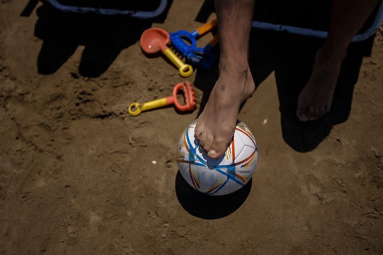 En Pinamar la pelota oficial de Qatar 2022 es furor entre los chicos y adultos que juegan al fútbol en la arena 