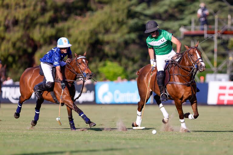 Facundo Pieres se le escapa a Adolfito Cambiaso para convertir uno de los goles de La Natividad 