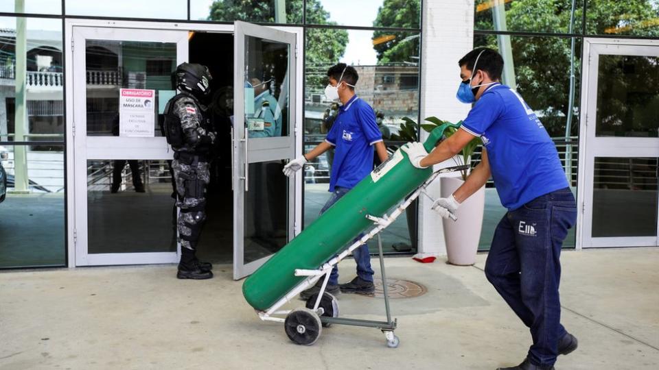 Oxígeno llegando a un hospital de Manaos