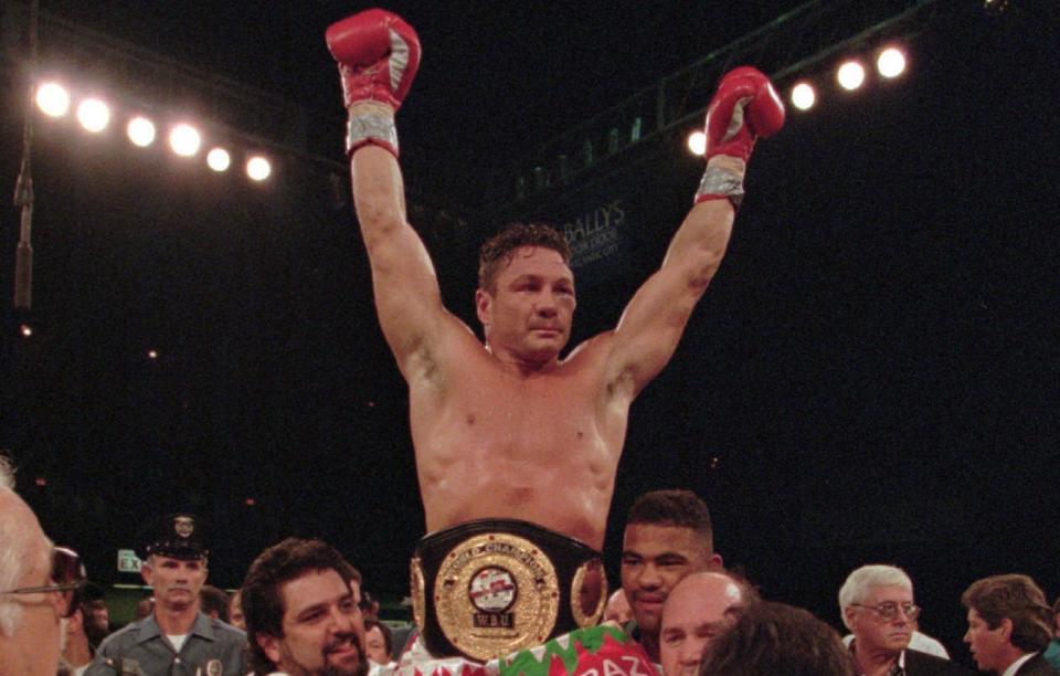 Vinny Pazienza celebrates after defeating Dana Rosenblatt to win the WBU World Super Middleweight title in 1996. (AP)