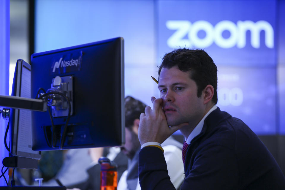 Un broker de Nasdaq el 18 de abril de 2019 con una pantalla de fondo en el que aparece el logotipo de la compañía de videollamadas Zoom. (Foto: Kena Betancur/Getty Images)