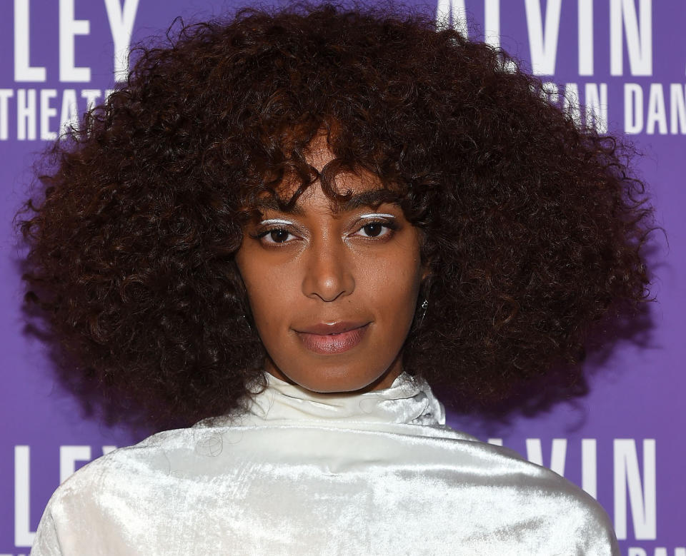 Solange Knowles liebt den einfachen Lidstrich-Trend – ein leuchtendes Detail in einem sonst ganz natürlich geschminkten Gesicht. (Bild: Getty Images)