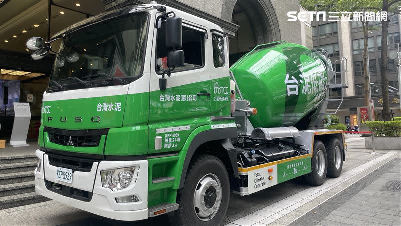 台泥推出低碳建材，在台泥大樓外展出低碳水泥預拌車。（圖／記者王翊綺攝影）