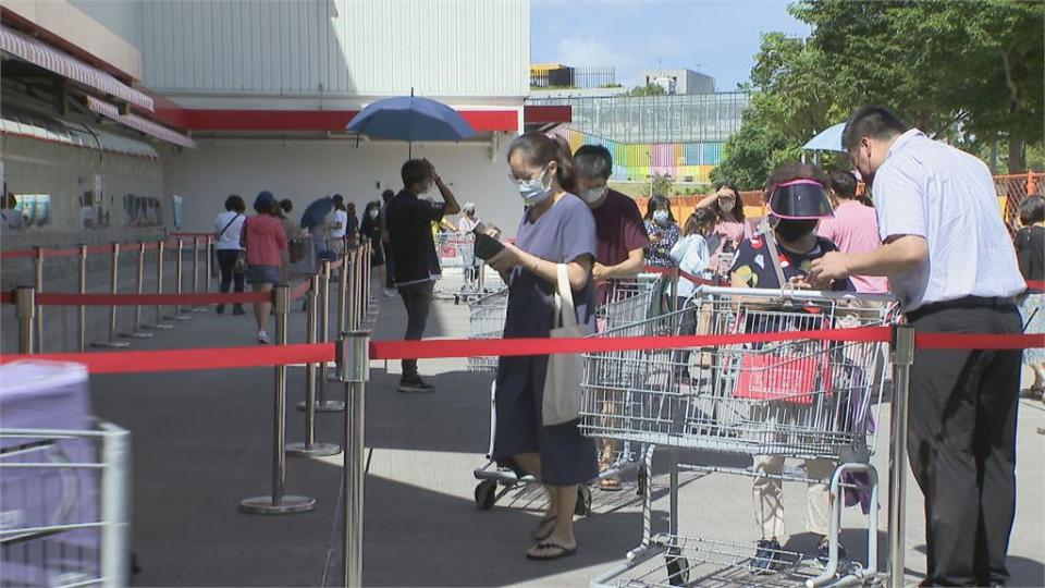 三級警戒衝擊內需市場　 美式賣場週末人潮不減反增