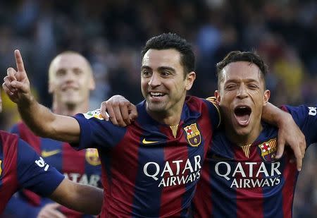 Barcelona's Xavi Hernandez (L) celebrates his goal against Getafe with teammate Adriano during their Spanish first division soccer match at Nou Camp stadium in Barcelona, Spain, April 28, 2015. REUTERS/Gustau Nacarino