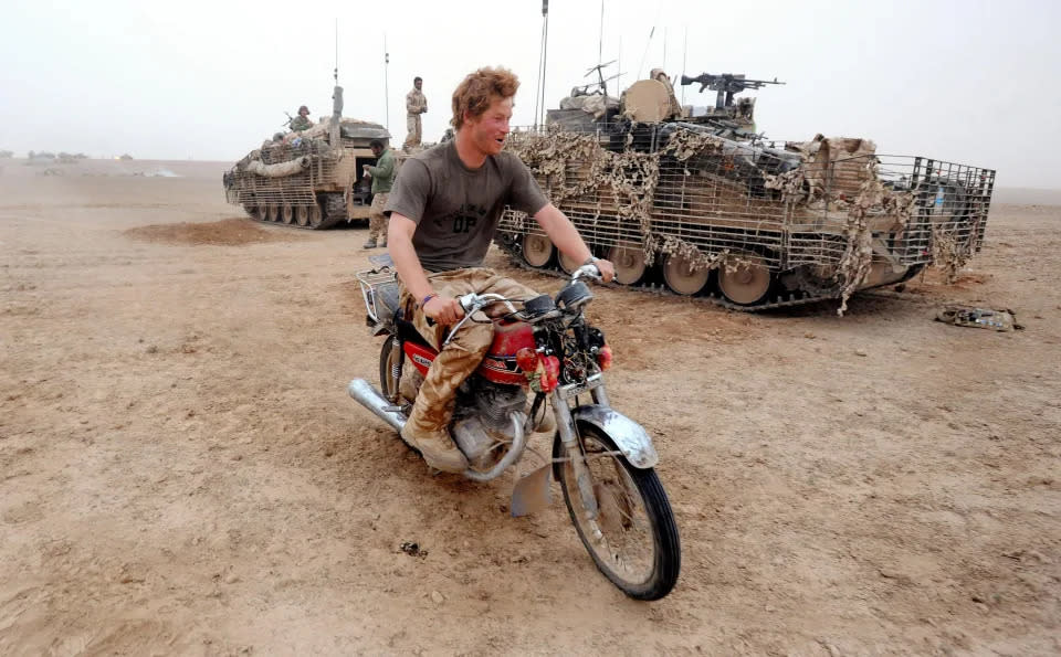 Prinz Harry versucht 2008 in der Wüste in der afghanischen Provinz Helmand ein zurückgelassenes Motorrad zum Laufen zu bringen. (Getty Images)