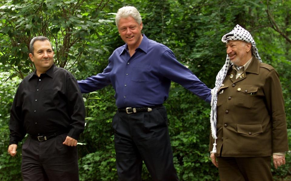 President Bill Clinton, Israeli Prime Minister Ehud Barak (R) and Palestinian President Yasser Arafat (L) during the Camp David peace talks in 2000 - Reuters/Reuters