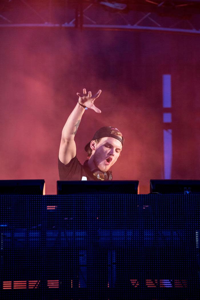 El artista y DJ sueco Avicii, durante una actuación en el festival Summerburst, en Estocolmo, Suecia, 12 de junio de 2015. Según fuentes de la prensa, el artista Avicii ha fallecido a los 28 años en Mascate, Omán, hoy, 20 de abril de 2018. EFE