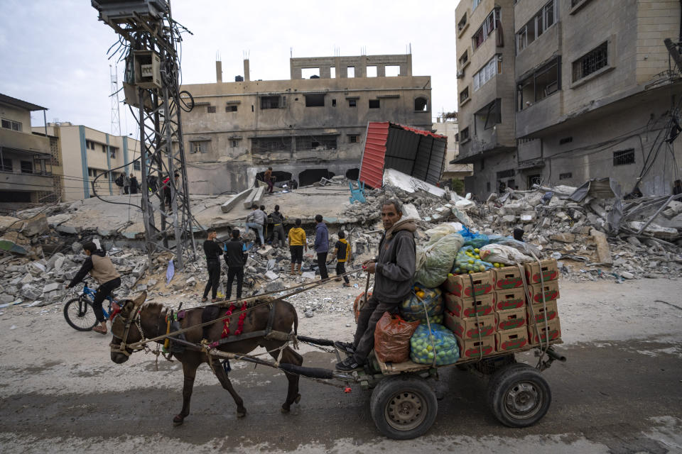 Palestinians inspect a house after it was hit by an Israeli bombardment on Rafah, southern Gaza Strip, Thursday, Dec. 21, 2023. (AP Photo/Fatima Shbair)