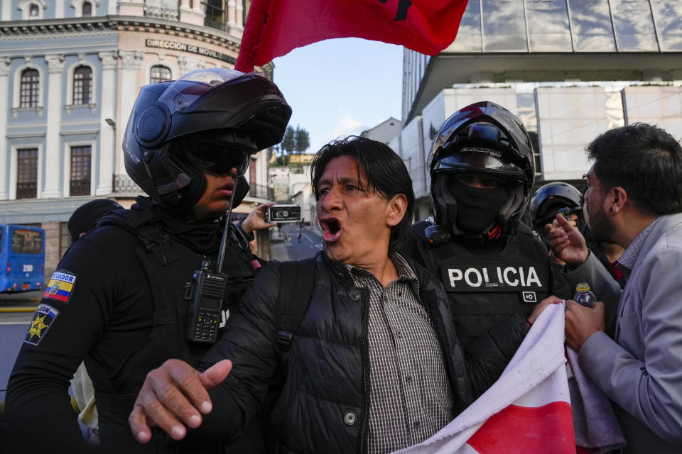 La policía discute con manifestantes que estaban bloqueando las calles durante una propuesta contra una eventual eliminación de los subsidios, en Quito, Ecuador, el miércoles 12 de junio de 2024. (AP Foto/Dolores Ochoa)