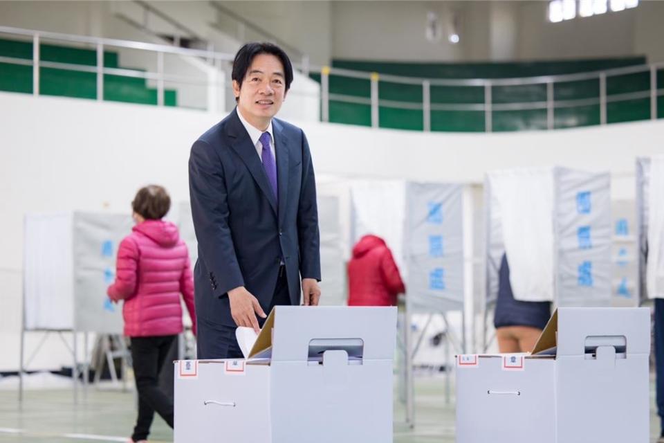 民進黨總統候選人賴清德返回台南投票，籲珍惜得來不易民主踴躍投票。（賴競總提供）