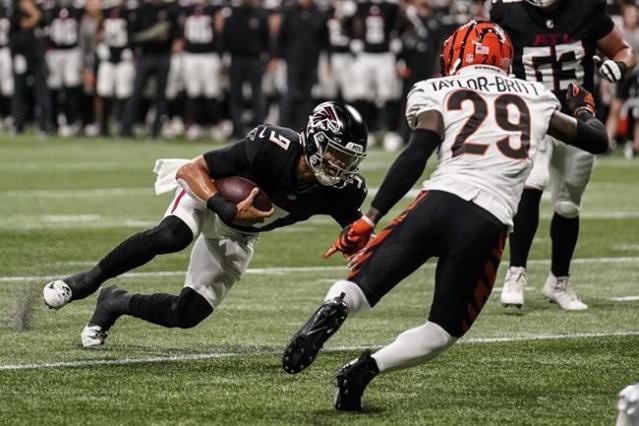 Three penalties on three straight plays in final minutes cost Bengals