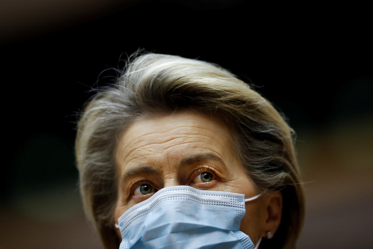 EU-Kommissionspräsidentin Ursula von der Leyen steht wegen ihrer Impfpolitik in der Kritik (Bild: Francisco Seco/Pool via REUTERS)
