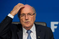 Dass die FIFA ein korrupter Weltverband ist, vermuten Kritiker schon seit Jahren. Doch seit dem 27. Mai scheinen sich ihre Befürchtungen zu bewahrheiten. Kurz vor der geplanten Wiederwahl von Präsident Sepp Blatter wurden zahlreiche hochrangige Funktionäre festgenommen. Spätestens seitdem versinkt die FIFA im Korruptionssumpf. Blatter ist seit dem 8. Oktober von der FIFA-Ethikkommission gesperrt.