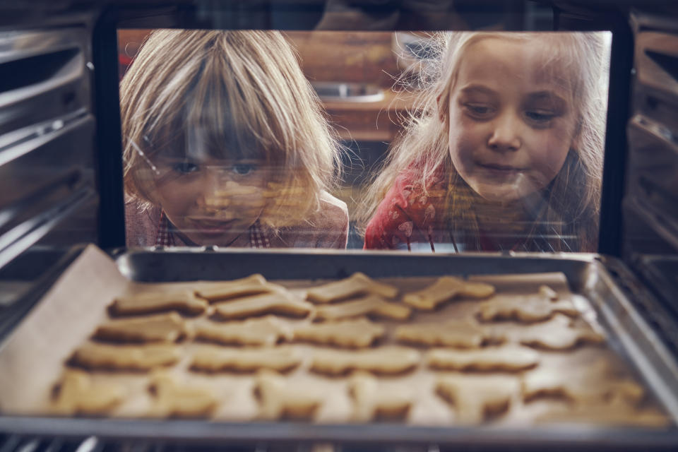 Beim Backen sollte man stets auf die richtige Temperatur und Backzeit achten. (Bild: Getty Images)