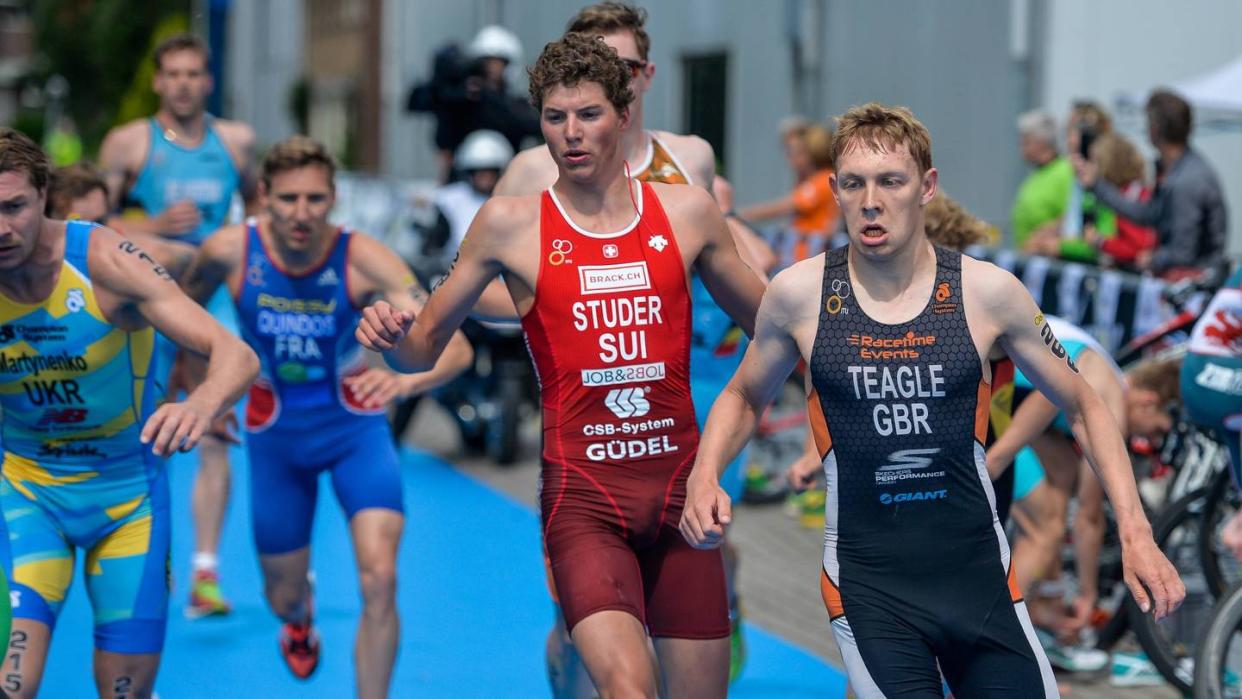 Triathlet wartet vor Ziel auf Gegner - und schenkt Bronze her