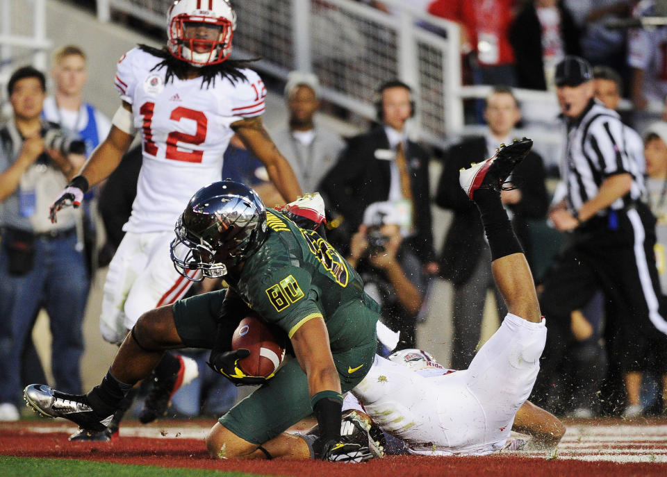 PASADENA, CA - JANUARY 02: Wide receiver Lavasier Tuinei #80 of the Oregon Ducks catches an 11-yard touchdown in the fourth quarter against the Wisconsin Badgers at the 98th Rose Bowl Game on January 2, 2012 in Pasadena, California. (Photo by Kevork Djansezian/Getty Images)