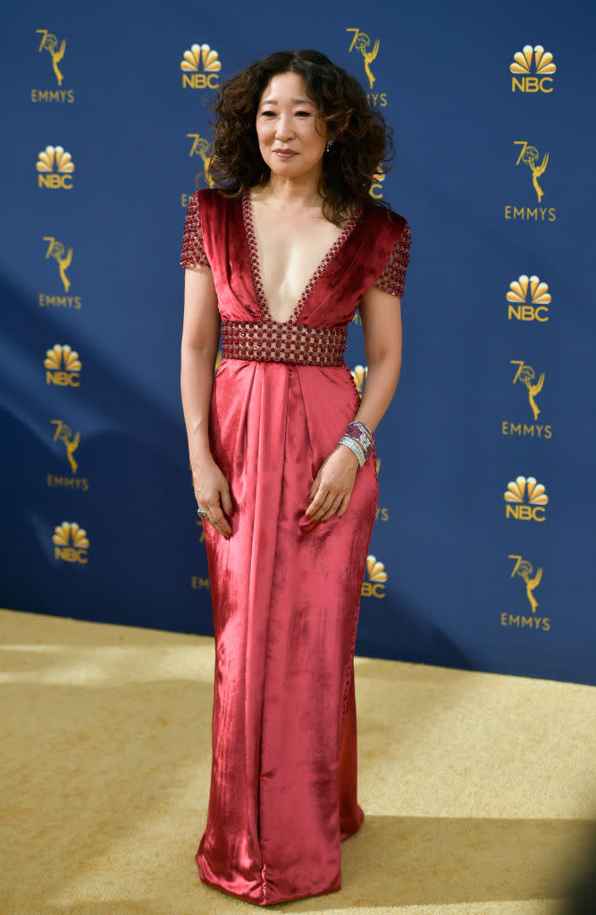 <p>Sandra Oh begeisterte in einer bodenlangen, roten Robe mit Perlenverzierungen an Taille und Ausschnitt. Die Schauspielerin, die als erste Asiatin für den Preis als beste Hauptdarstellerin nominiert war, hielt sich an den Style-Trend des Abends: ein tiefer V-Ausschnitt. (Foto: Frazer Harrison/Getty Images) </p>