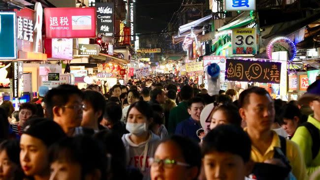 像是「一條街型態」的士林夜市，反而人潮很多。（示意圖／士林夜市資料照）