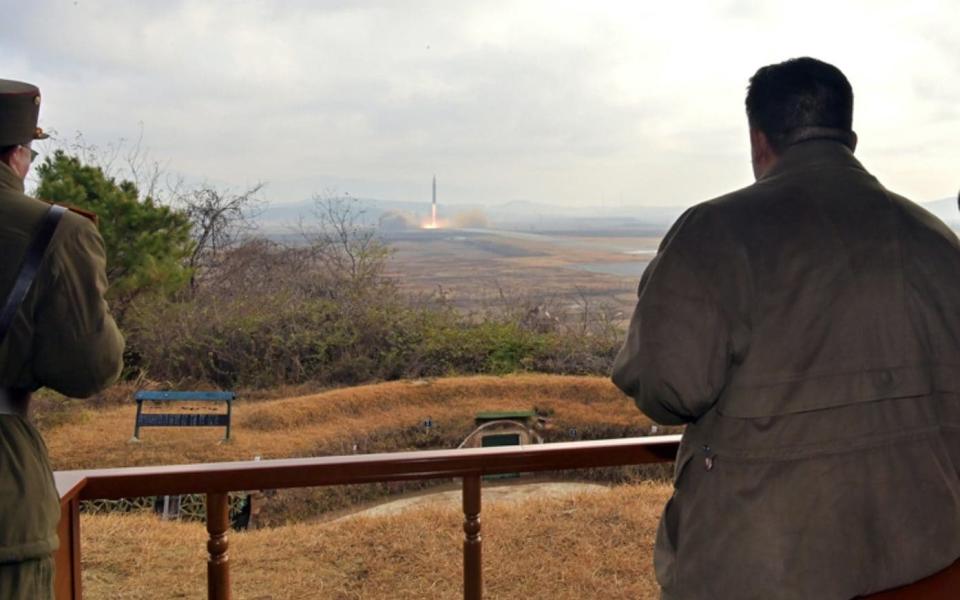 Imágenes de los medios estatales de Corea del Norte de Kim Jong Un asistiendo al lanzamiento del viernes