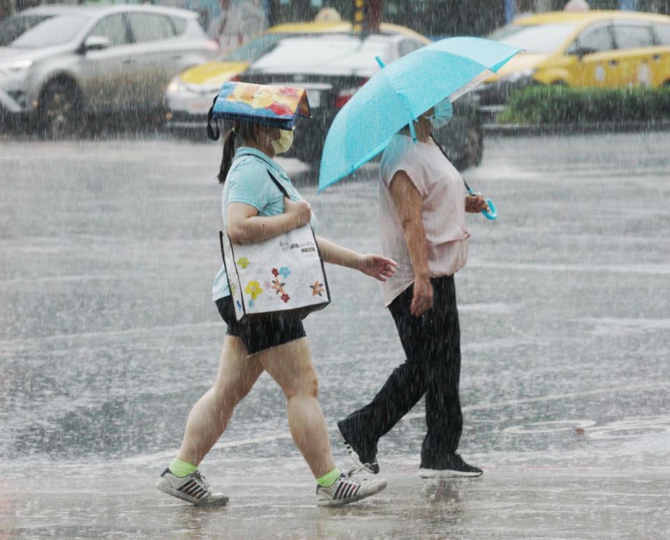 由於西南風及午後對流影響，氣象局對15縣市發布豪雨、大雨特報。   圖：張良一/攝