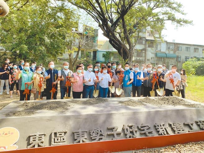 由瑞助營造承攬的「台中市東區東勢子好宅新建工程」，市府將基地樹木保留及一半土地綠化，完工後將成為綠色好宅。圖／黃繡鳳