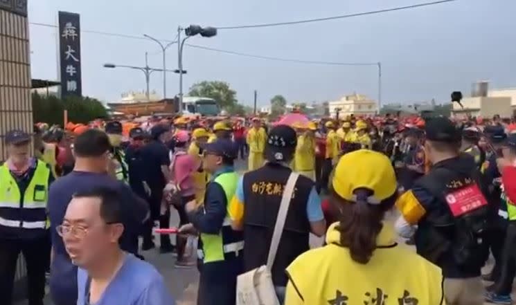 國小師生全都站在校門口，小朋友們齊聲大喊「媽祖娘娘我愛你」。（圖／翻攝自白沙屯拱天宮臉書）