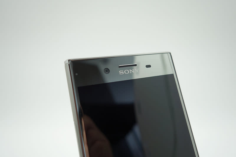 Sony在2017年推出旗鑑代表機XZ Premium，是Sony繼Xperia Z5P後再度推出4K螢幕的繼承人，也是Sony在旗艦代表機非常稀少的大螢幕5.5吋型號，在台灣市場除了Sony家粉絲以外，也讓主流喜愛大螢幕以及日系美學的族群再度感受到Sony的魅力。XZ Premium的誕生讓身為Z5P主人的我特別有興趣，因此我主動跟Sony商借了XZ Premium來把玩一下。