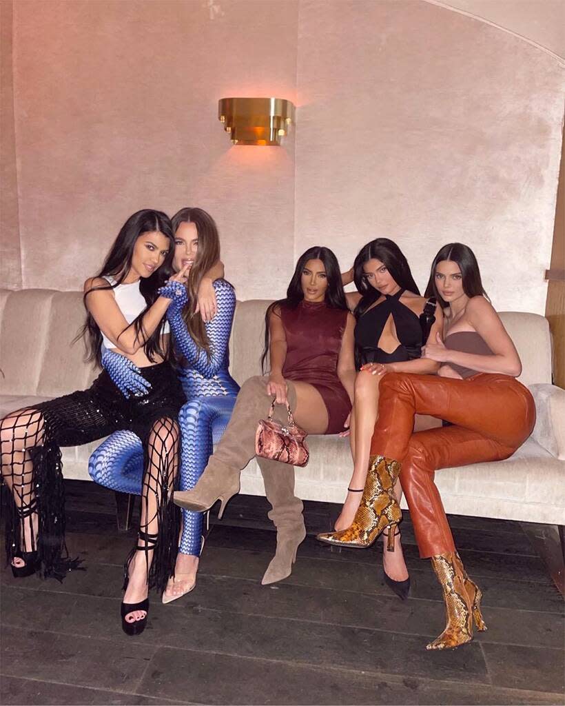 Kim Kardashian, Khloe Kardashian, Kourtney Kardashian, Kylie Jenner, Kendall Jenner, Restaurant, Instagram