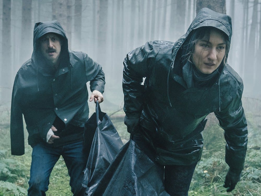 "Die Donau ist tief. Ein Krimi aus Passau": Ferdinand Zankl (Michael Ostrowski) und Frederike Bader (Marie Leuenberger) tragen Ahmeds Leichensack weg. (Bild: BR/ARD Degeto/Hager Moss Film GmbH/Hendrik Heiden)