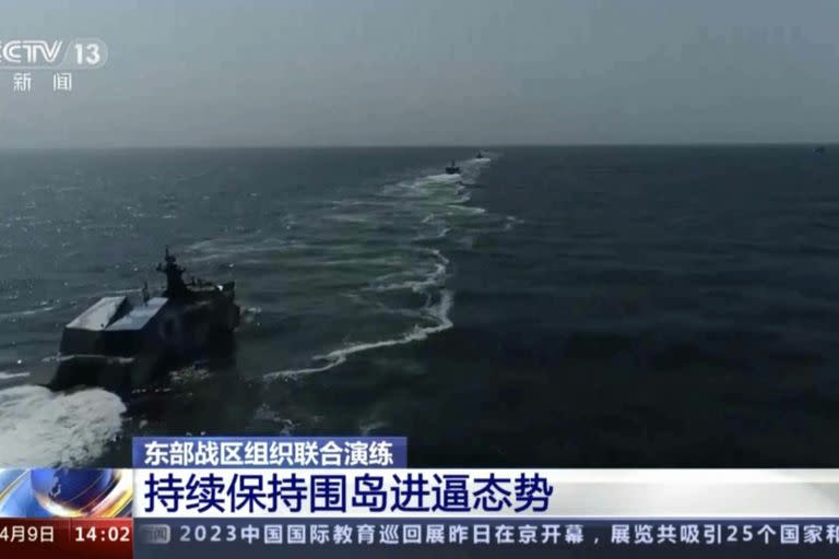 Buques chinos realizan ejercicios en el estrecho de Taiwan en abril pasado  (CCTV via AP, File)