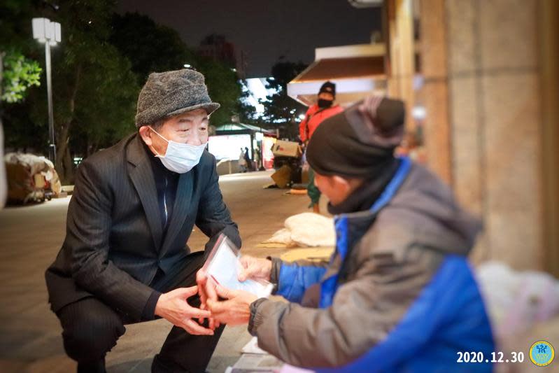 衛福部長陳時中昨夜訪關懷台北車站遊民，致贈暖暖包、口罩、酒精等防疫物資。（翻攝自衛生福利部推特）