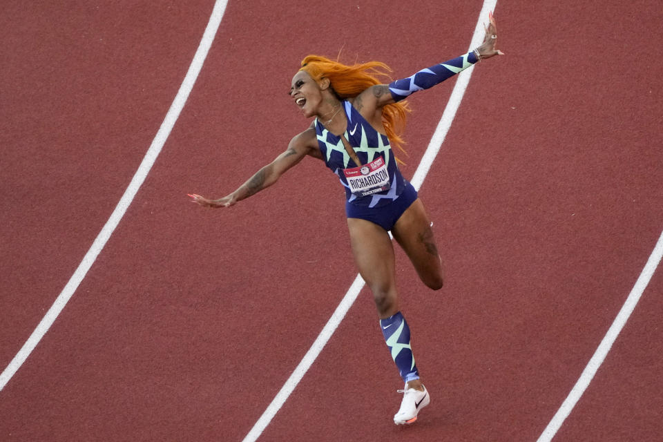 Sha'Carri Richardson celebra tras ganar los 100 metros femeninos en el campeonato clasificatorio de Estados Unidos para los Juegos Olímpicos, el sábado 19 de junio de 2021, en Eugene, Oregon. (AP Foto/Charlie Riedel)