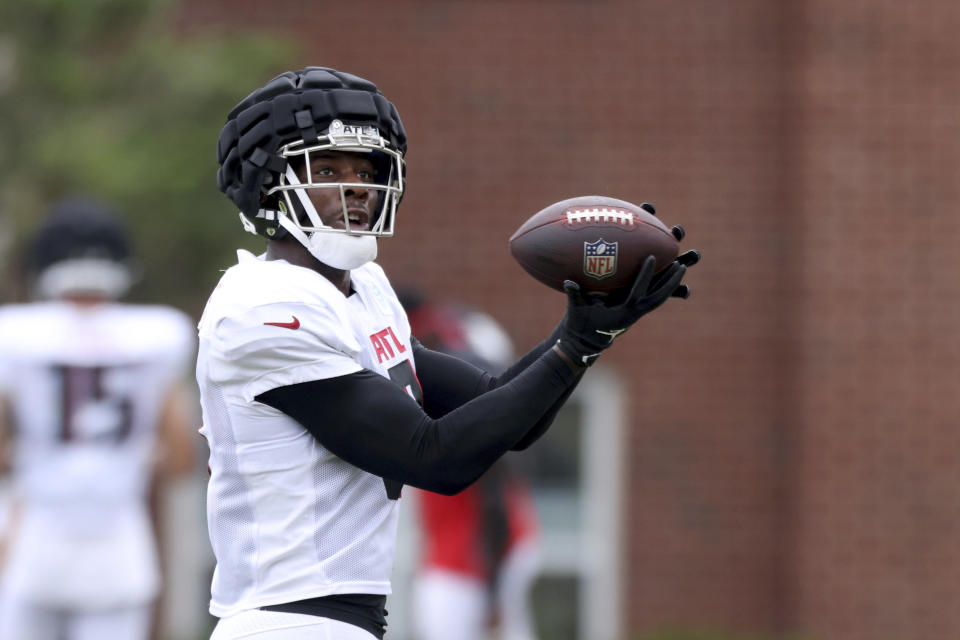 Atlanta Falcons tight end Kyle Pitts makes a catch during the NFL football team's training camp, Monday, Aug. 1, 2022, in Flowery Branch, Ga. (Jason Getz/Atlanta Journal-Constitution via AP)