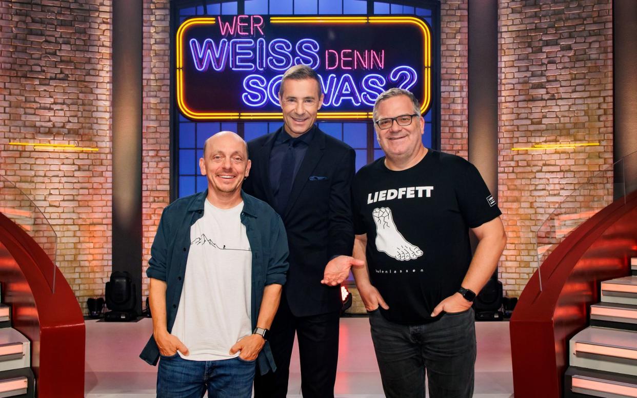 Erfolgstrio im ARD-Vorabend: (von links) Bernhard Hoëcker, Moderator Kai Pflaume und Elton sind die Gesichter der populären Quizshow "Wer weiß denn sowas?" (Bild: ARD / Morris Mac Matzen)