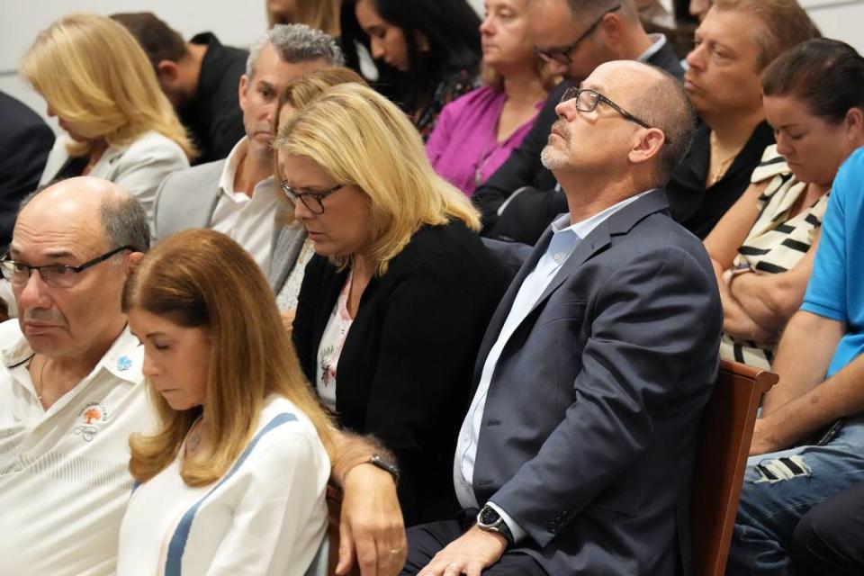 Fred Guttenberg, sentado con su esposa, Jennifer Guttenberg, mira hacia arriba mientras escuchan que el asesino de su hija no recibirá la pena de muerte mientras se anuncian los veredictos en el juicio del agresor de la Secundaria Marjory Stoneman Douglas, Nikolas Cruz, en el Tribunal del Condado Broward, en Fort Lauderdale, el jueves 13 de octubre de 2022.