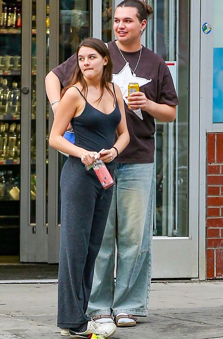 Suri Cruise junto a un amigo en Nueva York