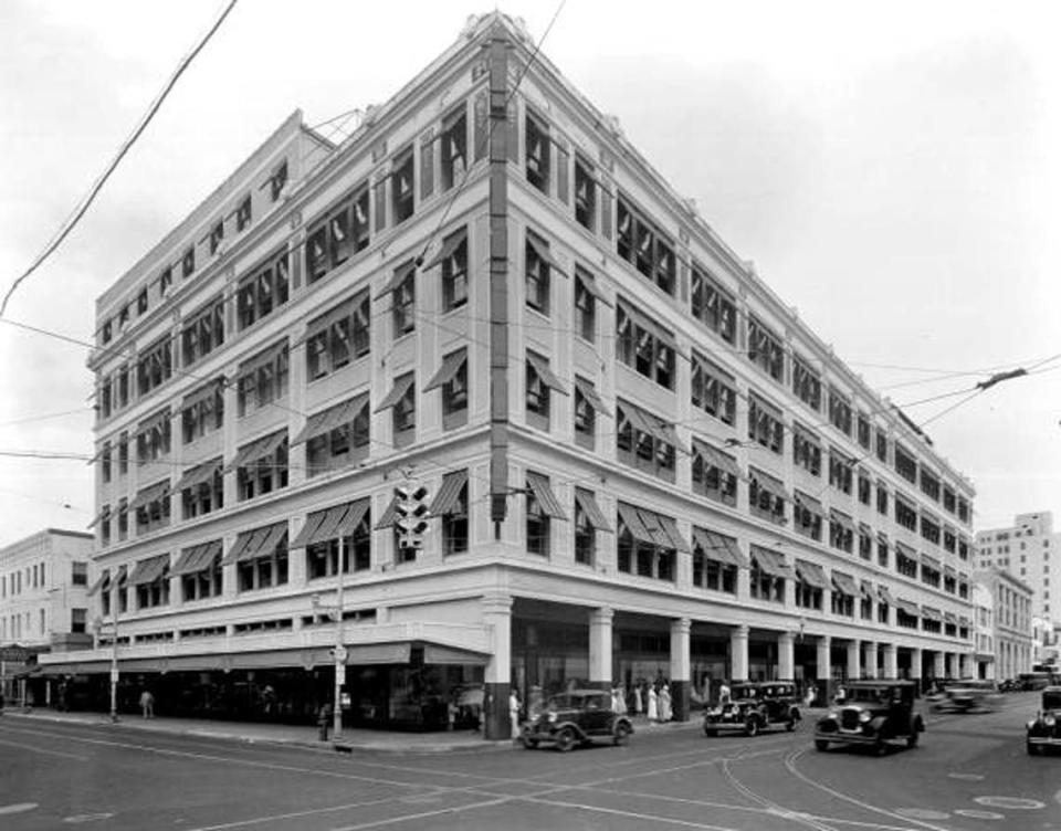 Burdines department store on South Miami Avenue at First Street in 1933.