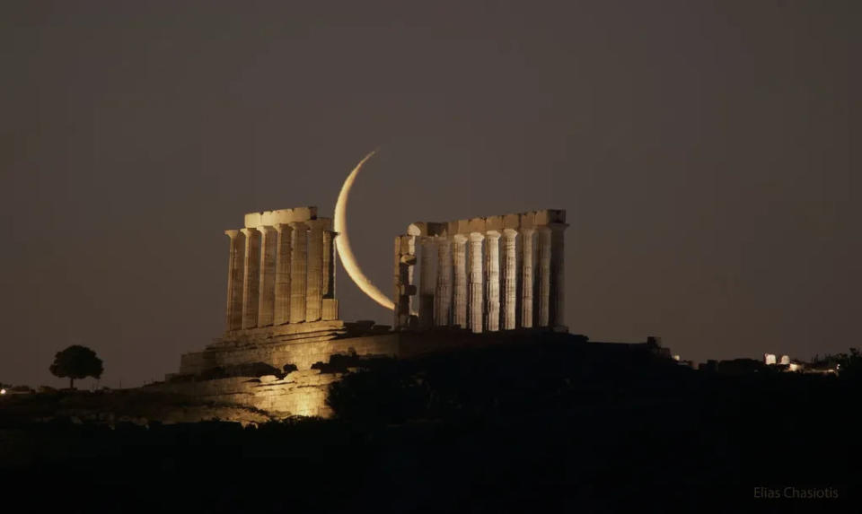 Lua crescente fotografada junto do Templo de Poseidon, na Grécia (Imagem: Reprodução/Elias Chasiotis)