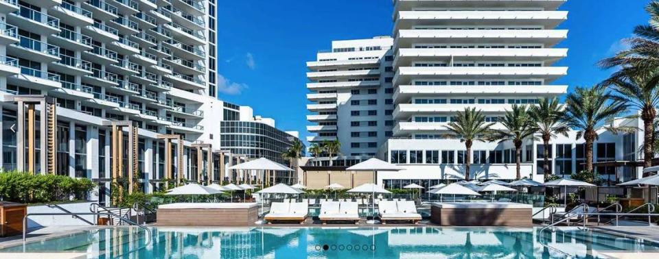 El área de la piscina del hotel Nobu Hotel Miami Beach, que fue seleccionado como de los 100 mejores del mundo por Travel + Leisure.