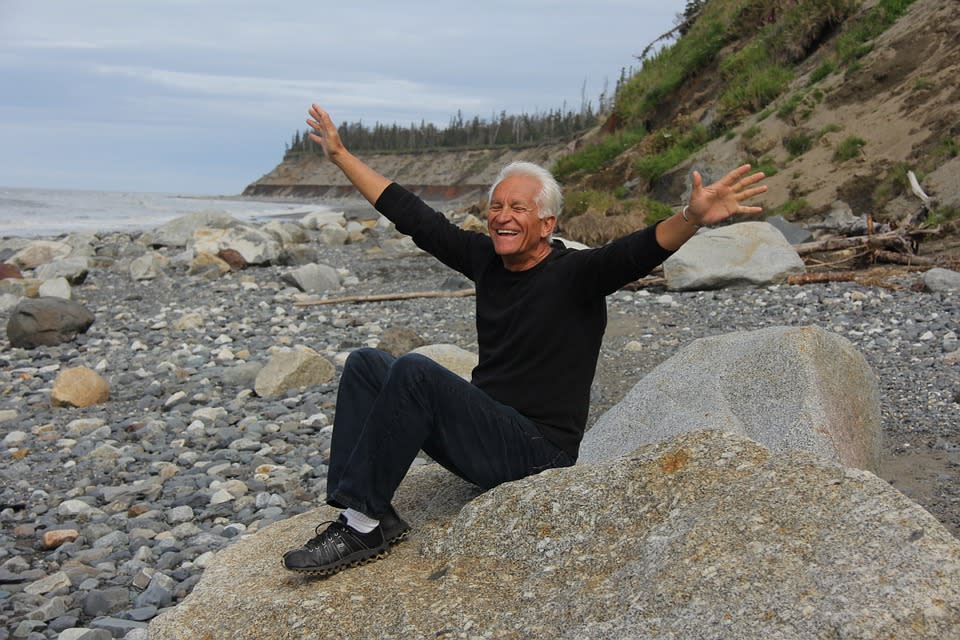 Anciano saludable disfrutando la vida al aire libre. (Imagen creative commons vista en Pixabay.com).