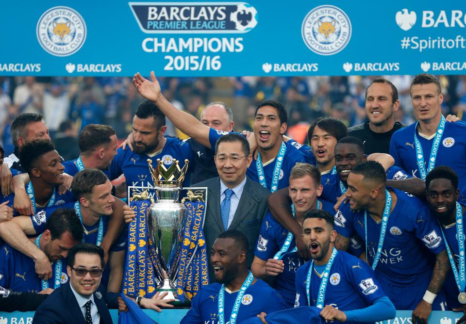 Khun Vichai (centre) celebrates Leicester's incredible Premier League title triumph in 2016. (Credit: Getty Images)