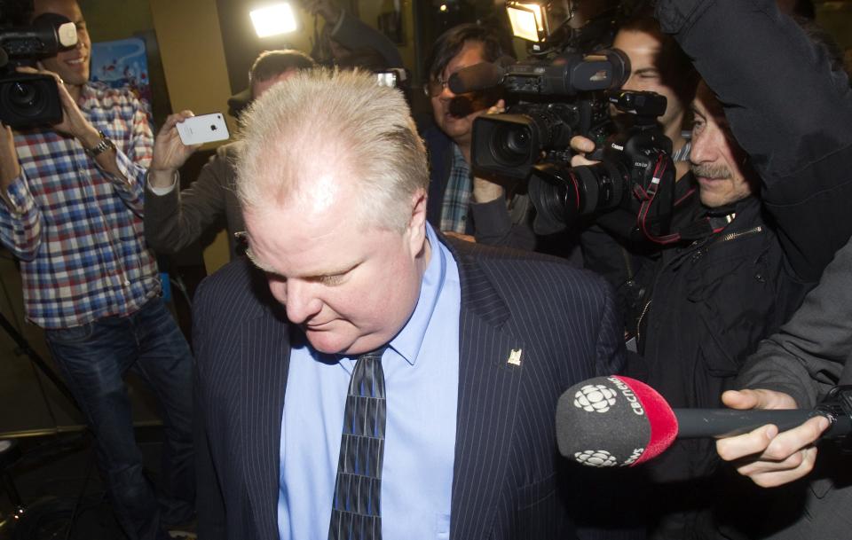 Toronto Mayor Rob Ford arrives at his city hall office refusing to answer questions from reporters during the afternoon, in Toronto December 6, 2013. REUTERS/Fred Thornhill (CANADA - Tags: POLITICS)