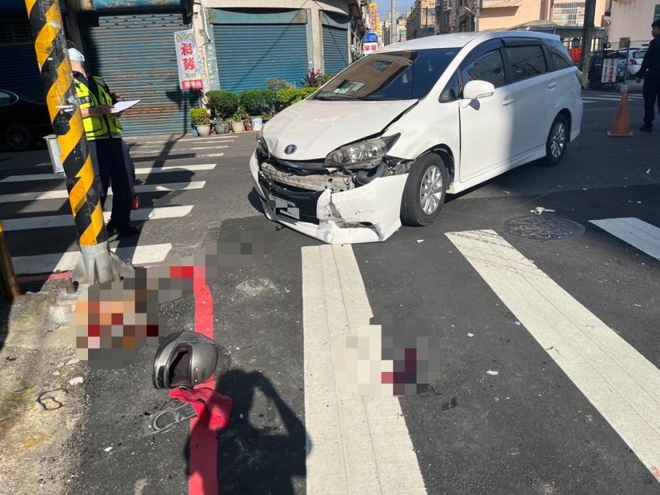 新竹縣竹北市24日上午發生一起小客車與機車碰撞事故，73歲女騎士一度被夾在小客車與電線桿之間，警消到場協助脫困送醫，急救後仍傷重不治。（中央社／民眾提供）