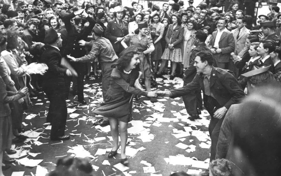 British girls, of the Picture Division of the London Office of War Information, dance in the street with American soldiers during the V-E Day celebrations in London, May 8, 1945 - Universal Images Group Editorial