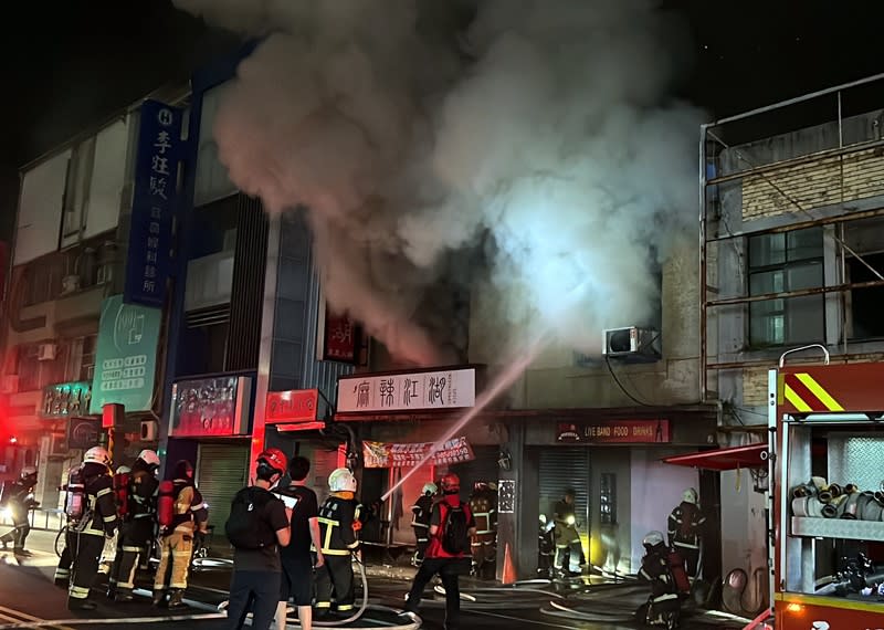 台東市中華路知名麻辣火鍋店「麻辣江湖」5月31日深夜發生火警，李姓老闆夫妻被救出送醫，老闆娘一度失去意識，送醫後恢復自主呼吸，目前在加護病房，老闆則輕傷。
（中央社）