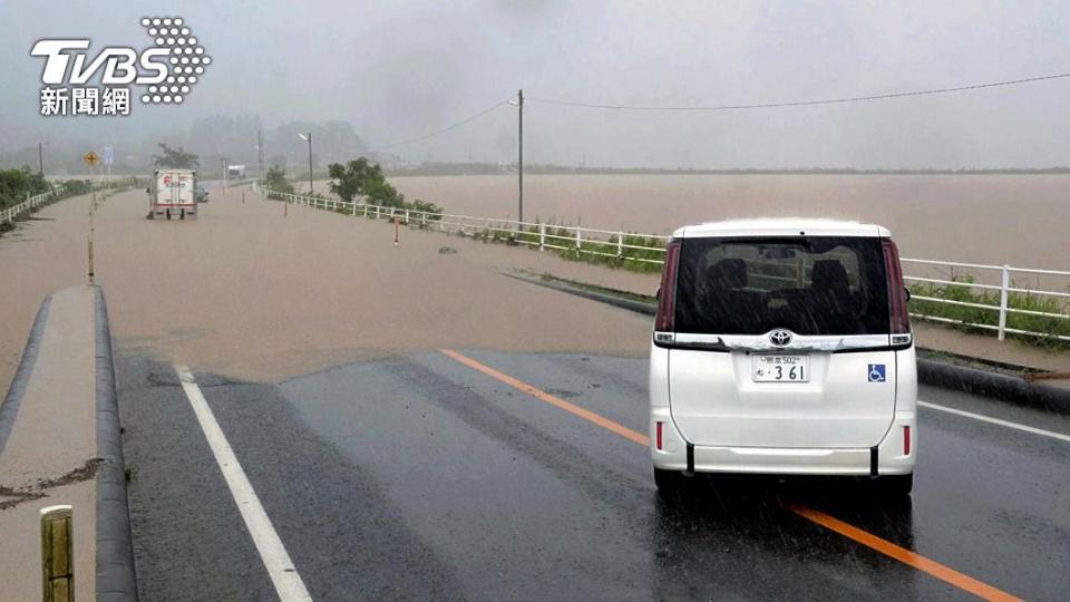 骯髒泥水淹沒九州各處道路，駕駛只能無奈的停在路邊。（圖／達志影像美聯社）