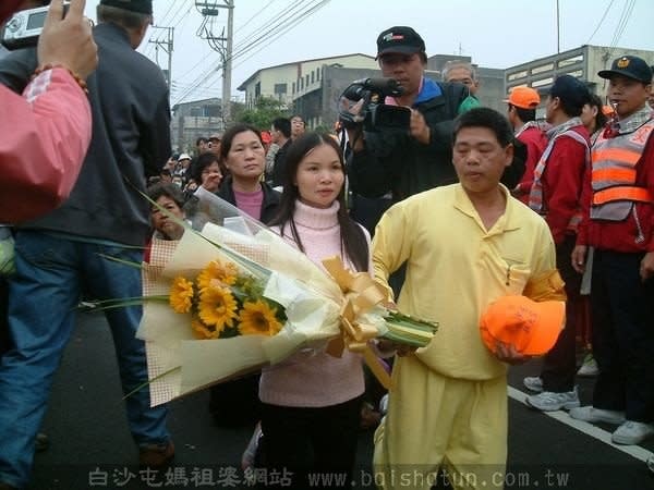 等待「獻花」給媽祖婆的信眾。（圖／白沙屯媽祖婆網站）