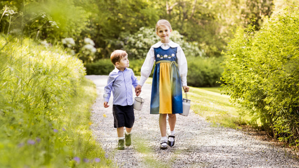 Anlässlich des schwedischen Nationalfeiertags macht das Königshaus uns allen ein Geschenk und zeigt herzige Fotos von Prinzessin Estelle und Prinz Oscar beim Blumenpflücken.