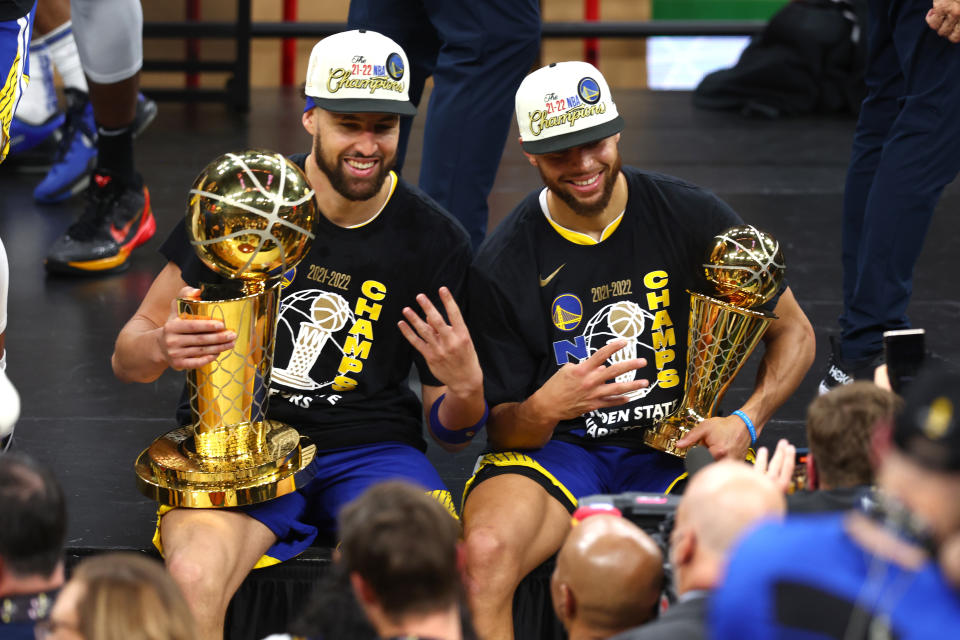 Thompson celebrando junto a Stephen Curry su cuarto anillo de la NBA juntos. (Foto: Adam Glanzman / Getty Images).